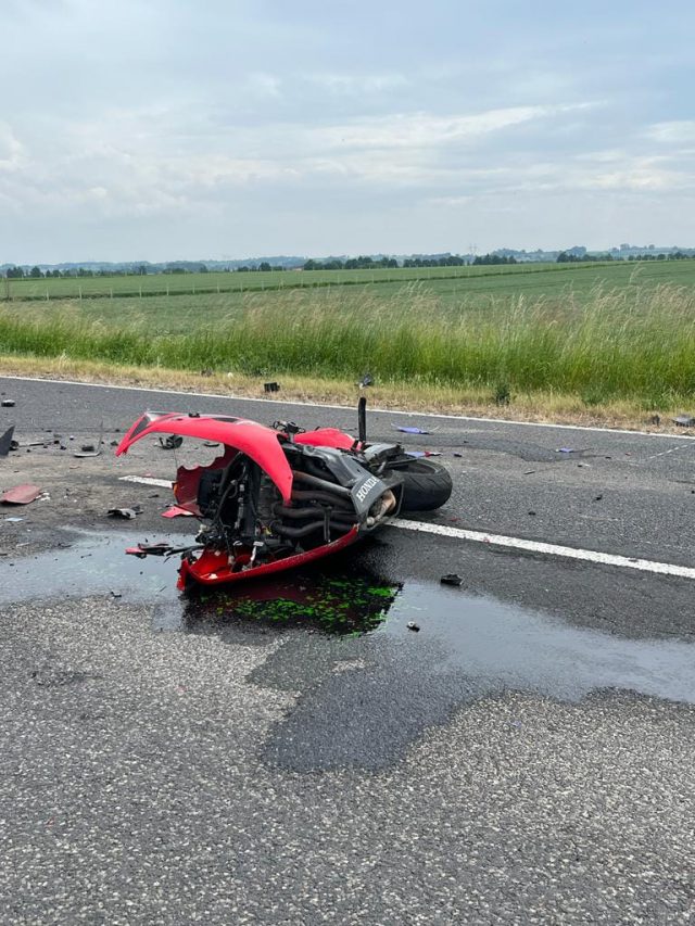 Zderzenie dwójki motocyklistów z ciężarówką. Dwie osoby nie żyją, droga jest zablokowana (zdjęcia)