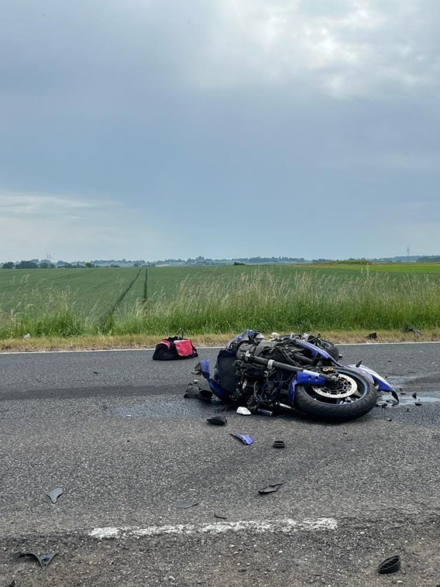 Zderzenie dwójki motocyklistów z ciężarówką. Dwie osoby nie żyją, droga jest zablokowana (zdjęcia)