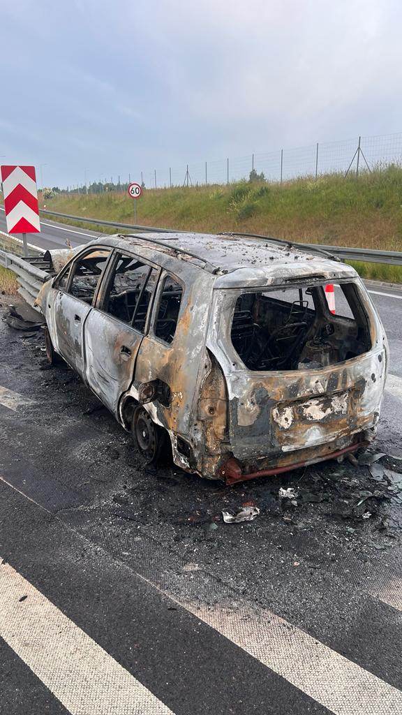 Mazda uderzyła w barierę energochłonną i spłonęła (zdjęcia)