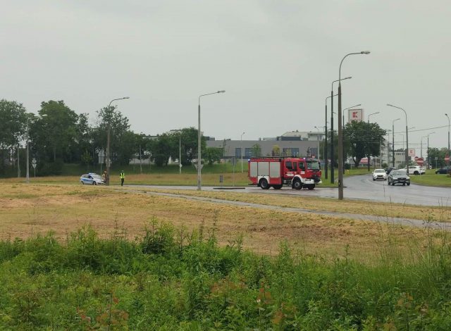 Plama paliwa na ul. Wrotkowskiej. Na miejscu interweniują strażacy i policjanci (zdjęcia)