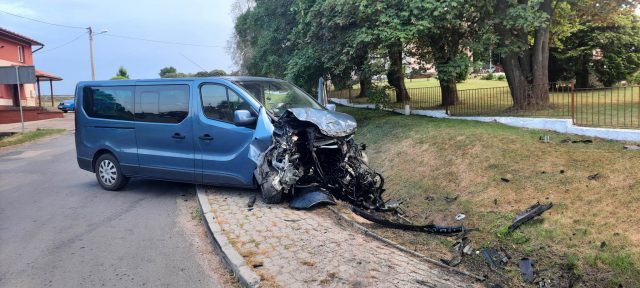 Zderzenie renaulta z toyotą na skrzyżowaniu, jeden z kierowców trafił do szpitala (zdjęcia)