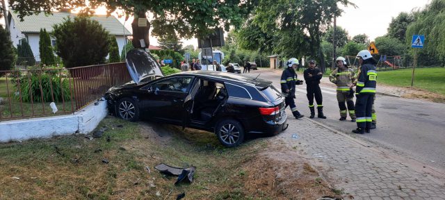 Zderzenie renaulta z toyotą na skrzyżowaniu, jeden z kierowców trafił do szpitala (zdjęcia)