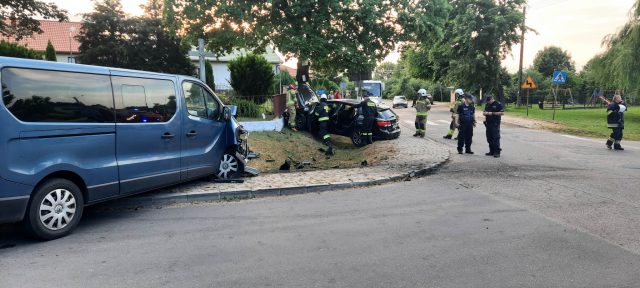 Zderzenie renaulta z toyotą na skrzyżowaniu, jeden z kierowców trafił do szpitala (zdjęcia)