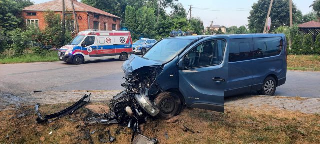 Zderzenie renaulta z toyotą na skrzyżowaniu, jeden z kierowców trafił do szpitala (zdjęcia)