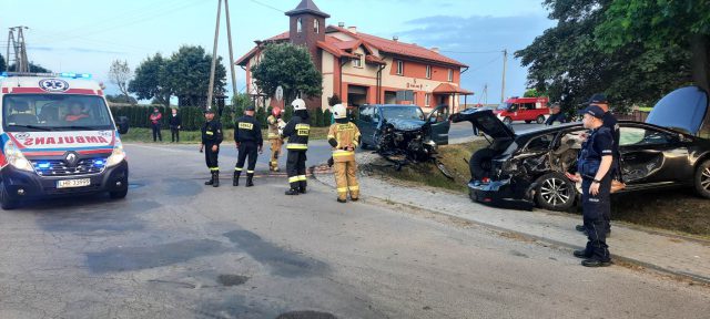 Zderzenie renaulta z toyotą na skrzyżowaniu, jeden z kierowców trafił do szpitala (zdjęcia)