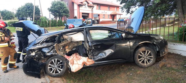 Zderzenie renaulta z toyotą na skrzyżowaniu, jeden z kierowców trafił do szpitala (zdjęcia)