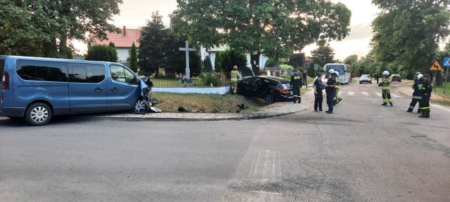 Zderzenie renaulta z toyotą na skrzyżowaniu, jeden z kierowców trafił do szpitala (zdjęcia)