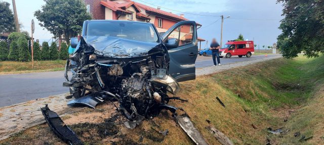 Zderzenie renaulta z toyotą na skrzyżowaniu, jeden z kierowców trafił do szpitala (zdjęcia)