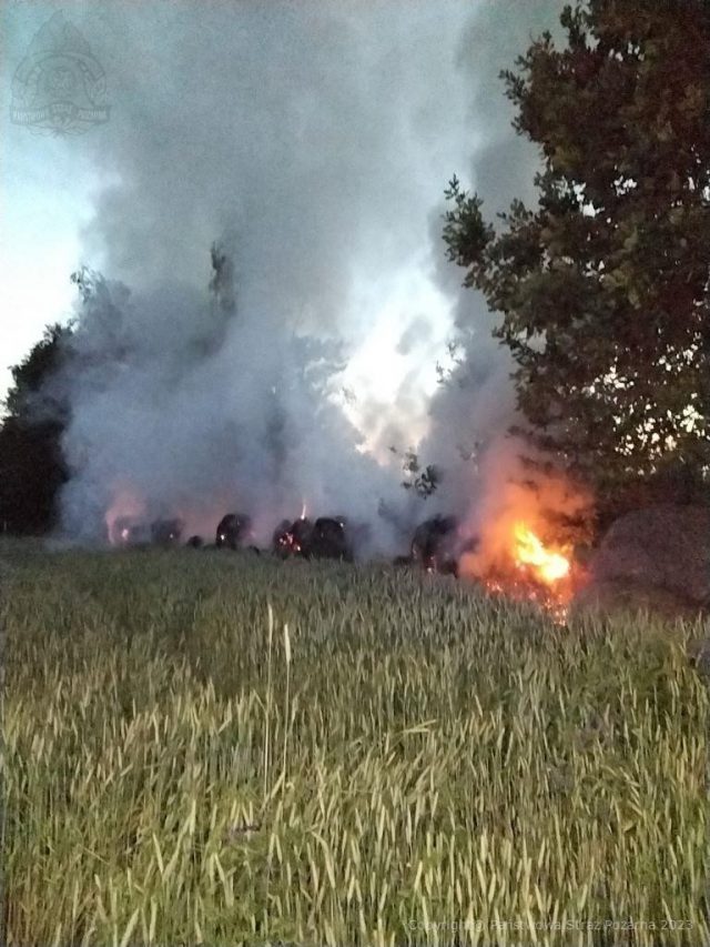 Strażacy walczyli z pożarem bel słomy. W akcji gaśniczej pięć zastępów straży pożarnej (zdjęcia)