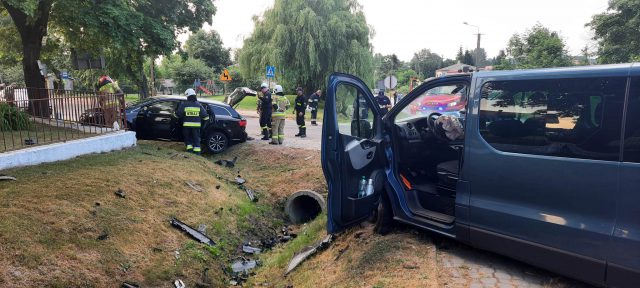 Zderzenie renaulta z toyotą na skrzyżowaniu, jeden z kierowców trafił do szpitala (zdjęcia)