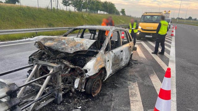 Mazda uderzyła w barierę energochłonną i spłonęła (zdjęcia)