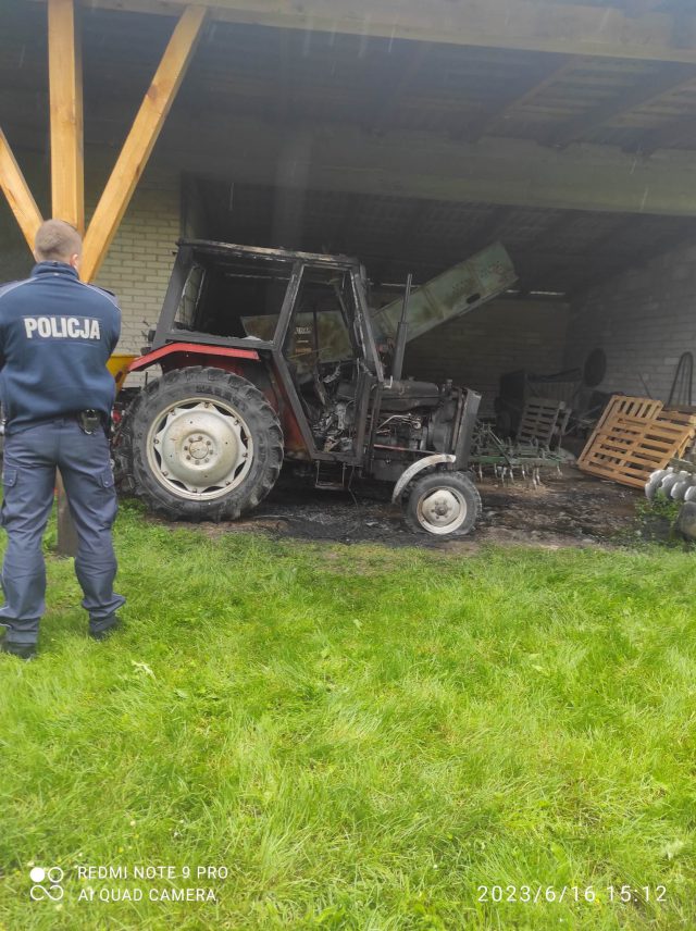Strażacy walczyli z pożarem ciągnika rolniczego (zdjęcia)