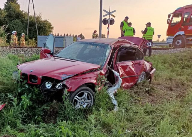 Wjechał BMW przed szynobus, doszło do zderzenia. 23-latek trafił do szpitala (zdjęcia)