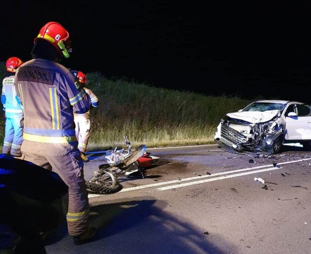 Czołowe zderzenie motocykla z hyundaiem. Kierowca jednośladu zginął na miejscu (zdjęcia)