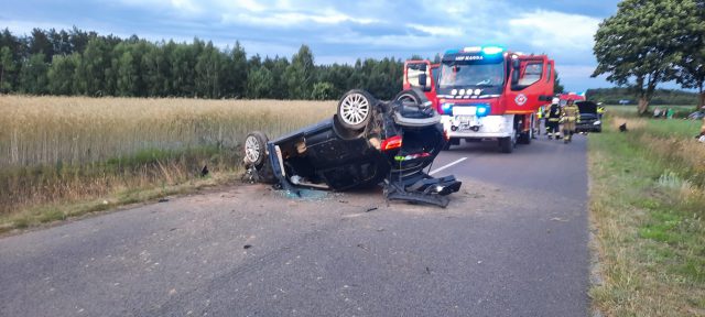 Zderzenie i dachowanie. Jedna osoba trafiła do szpitala (zdjęcia)