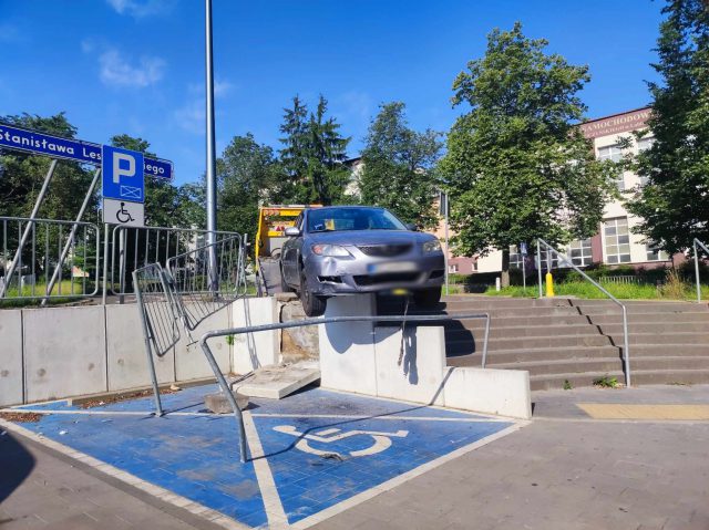 Na łuku jezdni pojechał prosto, mazda uderzyła w barierki i zawisła nad schodami (zdjęcia)