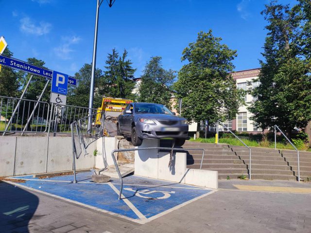 Na łuku jezdni pojechał prosto, mazda uderzyła w barierki i zawisła nad schodami (zdjęcia)