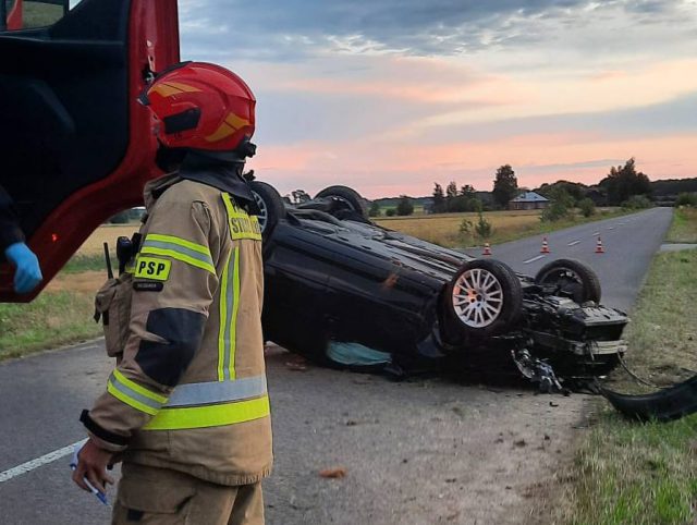 Zderzenie i dachowanie. Jedna osoba trafiła do szpitala (zdjęcia)