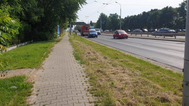 Zerwana trakcja trolejbusowa na al. Kraśnickiej. Dwa auta uszkodzone (zdjęcia)