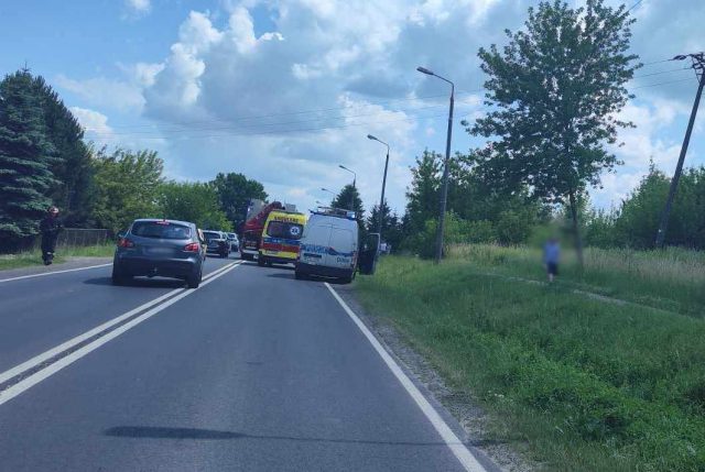 Czołowe zderzenie dwóch pojazdów na trasie Lublin – Łęczna. Są spore utrudnienia w ruchu (zdjęcia)