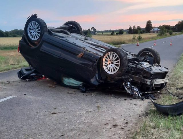 Zderzenie i dachowanie. Jedna osoba trafiła do szpitala (zdjęcia)