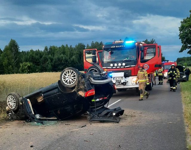 Zderzenie i dachowanie. Jedna osoba trafiła do szpitala (zdjęcia)