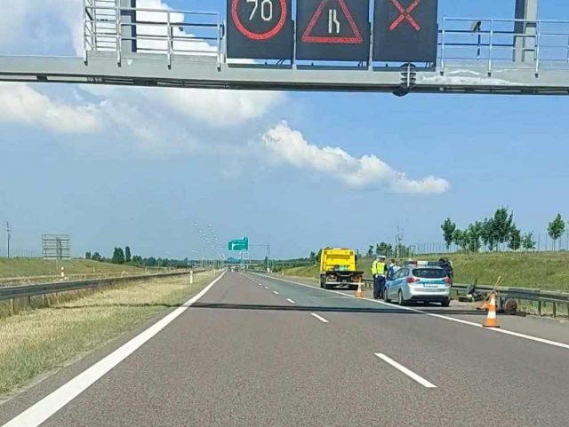 Na drodze ekspresowej auto osobowe uderzyło w bariery energochłonne i dachowało. Utrudnienia w ruchu w kierunku Warszawy (zdjęcia)