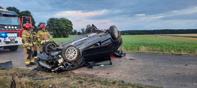 Zderzenie i dachowanie. Jedna osoba trafiła do szpitala (zdjęcia)