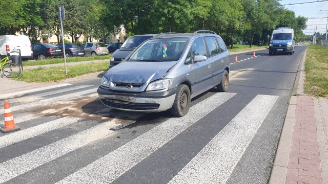 Mocne zderzenie przed przejściem dla pieszych. Jedna osoba w szpitalu (zdjęcia)