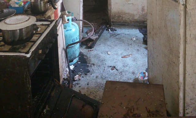 Wybuch gazu w budynku mieszkalnym, kobieta trafiła do szpitala (zdjęcia)