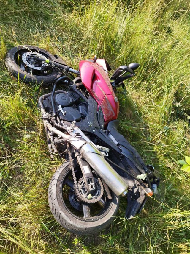 Motocyklista poniósł śmierć na miejscu po zderzeniu z samochodem osobowym (zdjęcia)