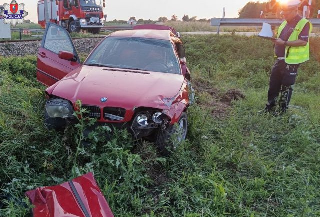 Wjechał BMW przed szynobus, doszło do zderzenia. 23-latek trafił do szpitala (zdjęcia)