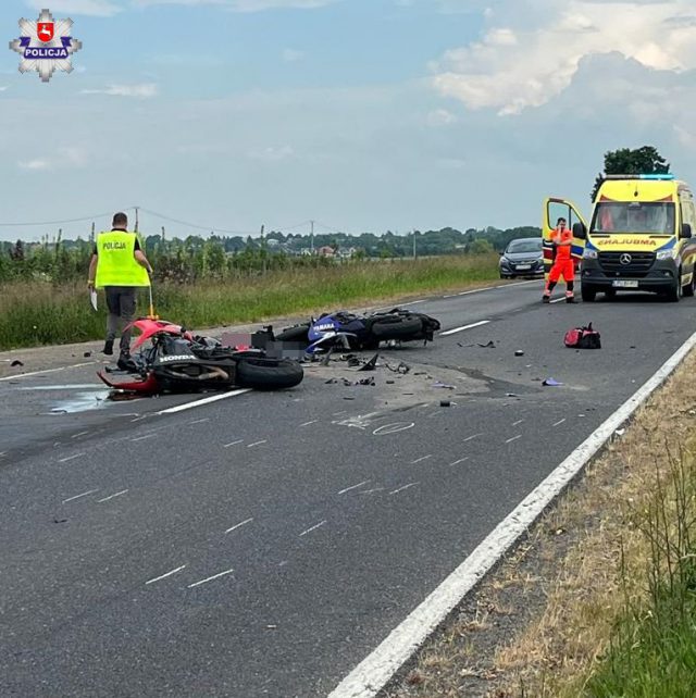 Zderzenie dwójki motocyklistów z ciężarówką. Dwie osoby nie żyją, droga jest zablokowana (zdjęcia)