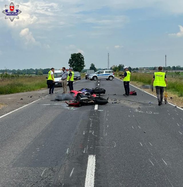 Zderzenie dwójki motocyklistów z ciężarówką. Dwie osoby nie żyją, droga jest zablokowana (zdjęcia)