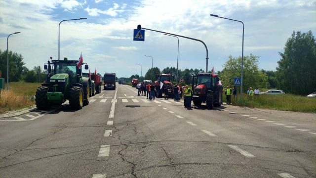 Droga krajowa nr 12 zablokowana. Trwa protest rolników (zdjęcia)