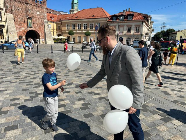 Dzieciom rozdawali balony, rodziców informowali o długu, jaki przypada na ich pociechy (zdjęcia)