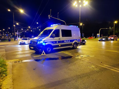 Zderzenie toyoty z volvo na rondzie. Przyczyną zignorowanie wskazań sygnalizacji świetlnej (zdjęcia)