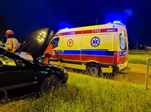 Zderzenie toyoty z volvo na rondzie. Przyczyną zignorowanie wskazań sygnalizacji świetlnej (zdjęcia)