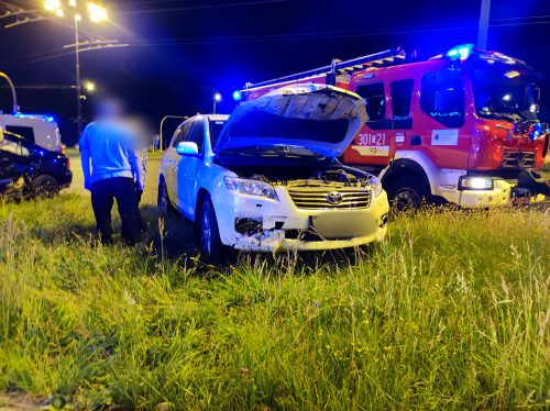 Zderzenie toyoty z volvo na rondzie. Przyczyną zignorowanie wskazań sygnalizacji świetlnej (zdjęcia)