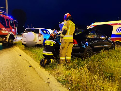 Zderzenie toyoty z volvo na rondzie. Przyczyną zignorowanie wskazań sygnalizacji świetlnej (zdjęcia)