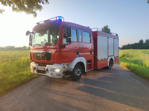 Skoda uderzyła przepust, drzewo i ogrodzenie. Dwie osoby są ranne, droga jest zablokowana (zdjęcia)