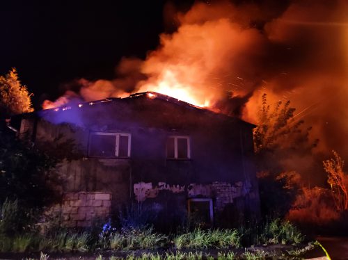 Kolejny nocny pożar w tej części miasta. Przyczyną znów było podpalenie (wideo, zdjęcia)