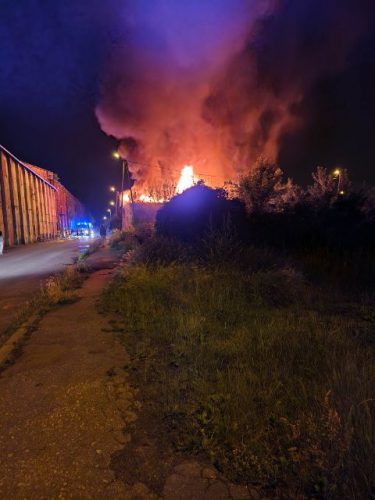 Kolejny nocny pożar w tej części miasta. Przyczyną znów było podpalenie (wideo, zdjęcia)
