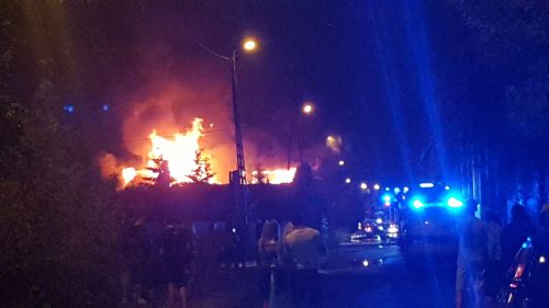 Kolejny nocny pożar w tej części miasta. Przyczyną znów było podpalenie (wideo, zdjęcia)
