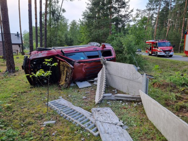 Subaru koziołkowało i uderzyło w betonowe ogrodzenie. Jedna osoba nie żyje, dwie są w szpitalu (zdjęcia)
