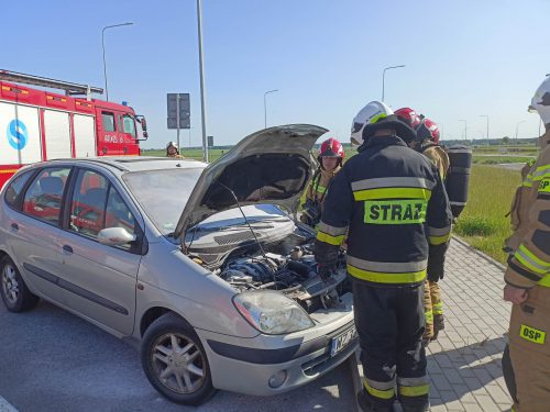 Pożar renaulta na trasie Lublin – Rzeszów. Auto udało się uratować (zdjęcia)