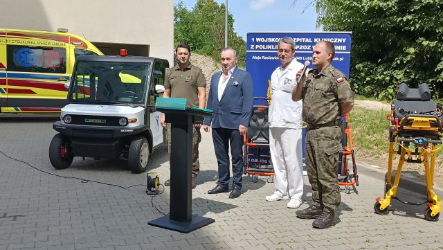 Elektryczny pojazd oraz wyposażenie karetek. Szpital Wojskowy otrzymał sprzęt od Fundacji Orlen (zdjęcia)