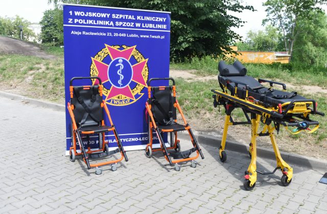 Elektryczny pojazd oraz wyposażenie karetek. Szpital Wojskowy otrzymał sprzęt od Fundacji Orlen (zdjęcia)