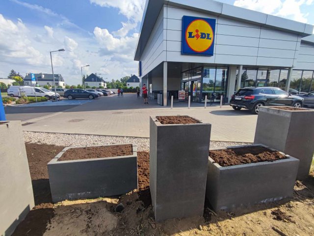 Supermarket kontra stoisko lokalnego rolnika. Jedni mówią o zagospodarowaniu zieleni, drudzy o uniemożliwianiu handlu (zdjęcia)