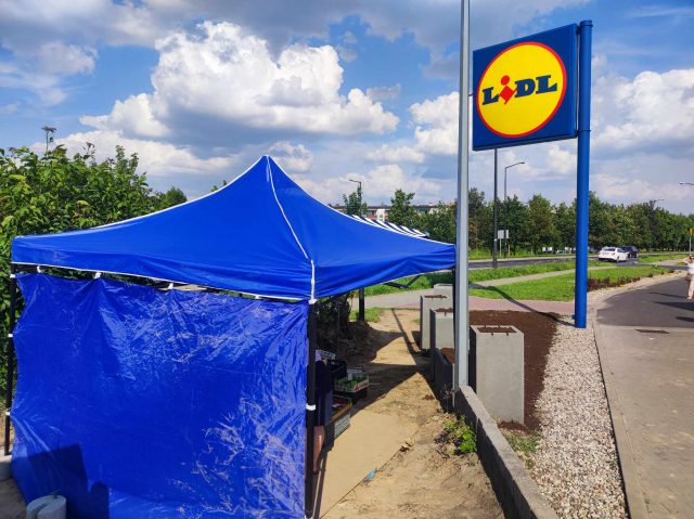 Supermarket kontra stoisko lokalnego rolnika. Jedni mówią o zagospodarowaniu zieleni, drudzy o uniemożliwianiu handlu (zdjęcia)